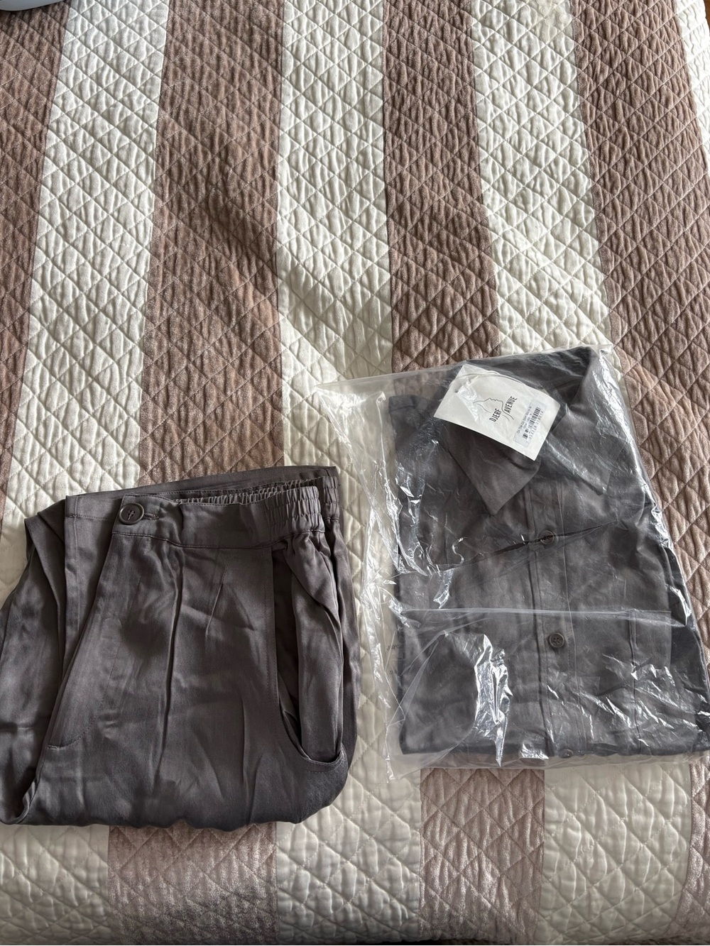 Djerf Avenue Set Relaxed Elastic-Waist Pants in Slate Gray + Top